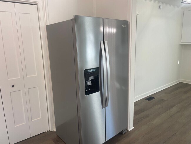 Building Photo - Renovated 2 Bedroom Home for Rent in Kingsport TN | Modern Kitchen