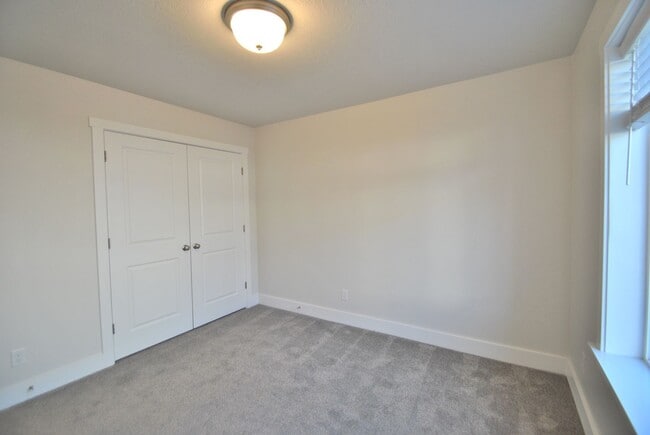 Building Photo - Conveniently Located North Logan Village Townhome | Near Utah State and Hospitals
