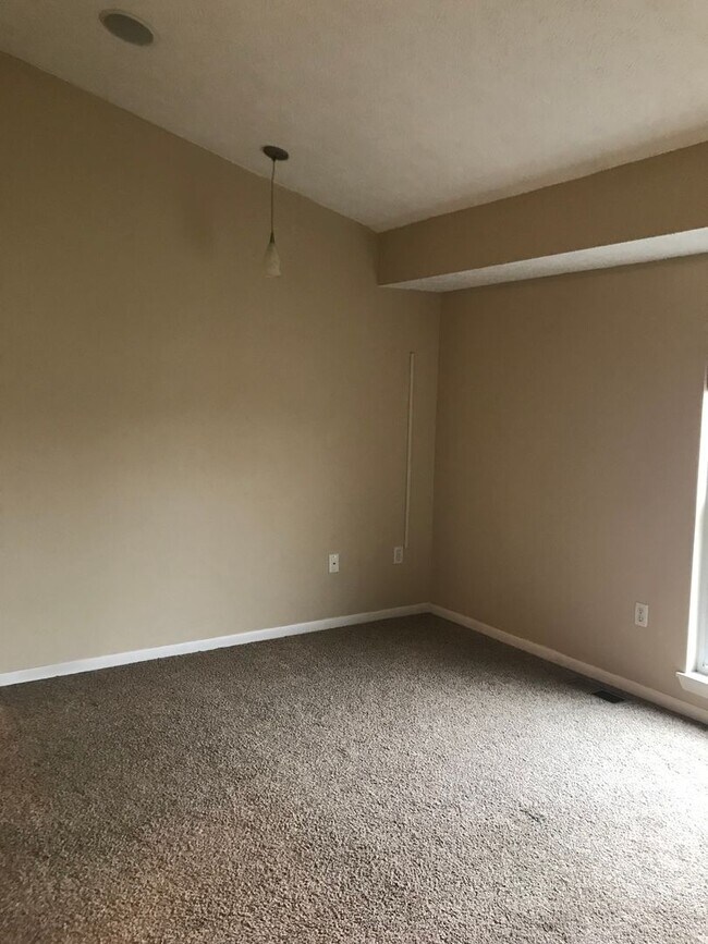 Building Photo - Modern Townhouse for rent (2bdrm; garage; yard)