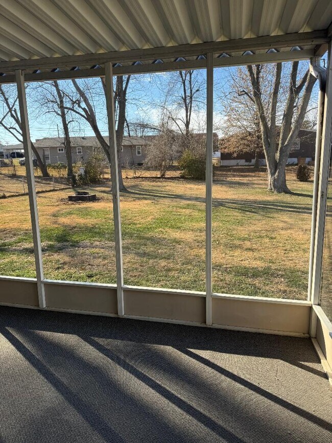 Building Photo - 709 Plaza Dr