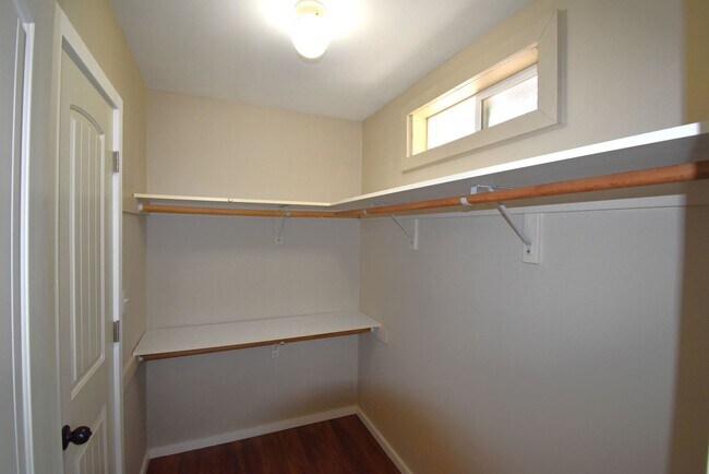 Building Photo - 469 Hummingbird St SE