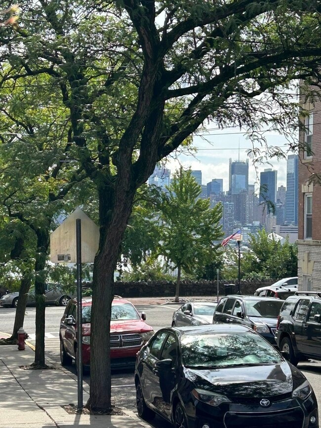 Building Photo - 16 46th St