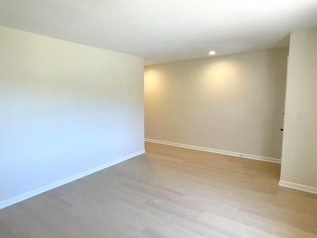 Building Photo - NEW PRICE ! Newly updated Danville Greenbr...