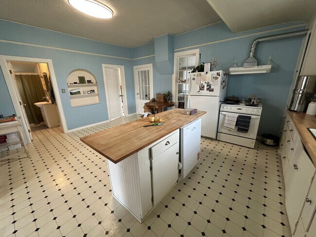 Building Photo - 900 Front St