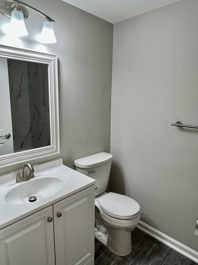 Building Photo - University Spacious 1st floor Condo