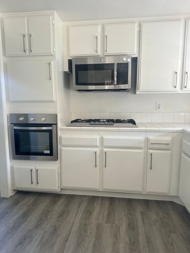 Building Photo - PERFECT 3 bedroom 2.5 bath Pool Home!