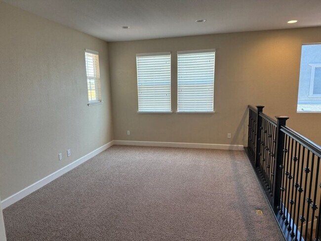 Building Photo - Newer Modern 4 Bedroom 3.5 Bath w/ Bedroom...