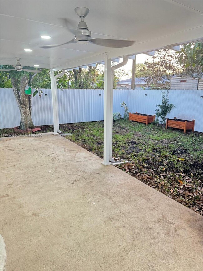 Building Photo - 1020 N 74th Terrace