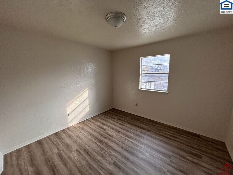 Building Photo - 1502 NW Kingsbury Ave