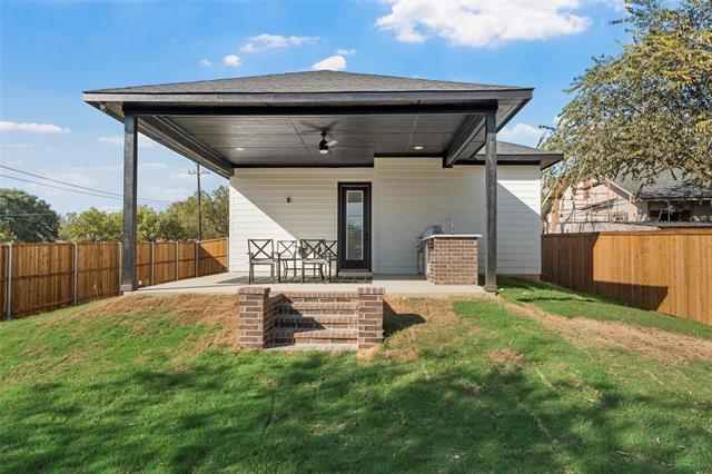 Building Photo - 700 Park Dr