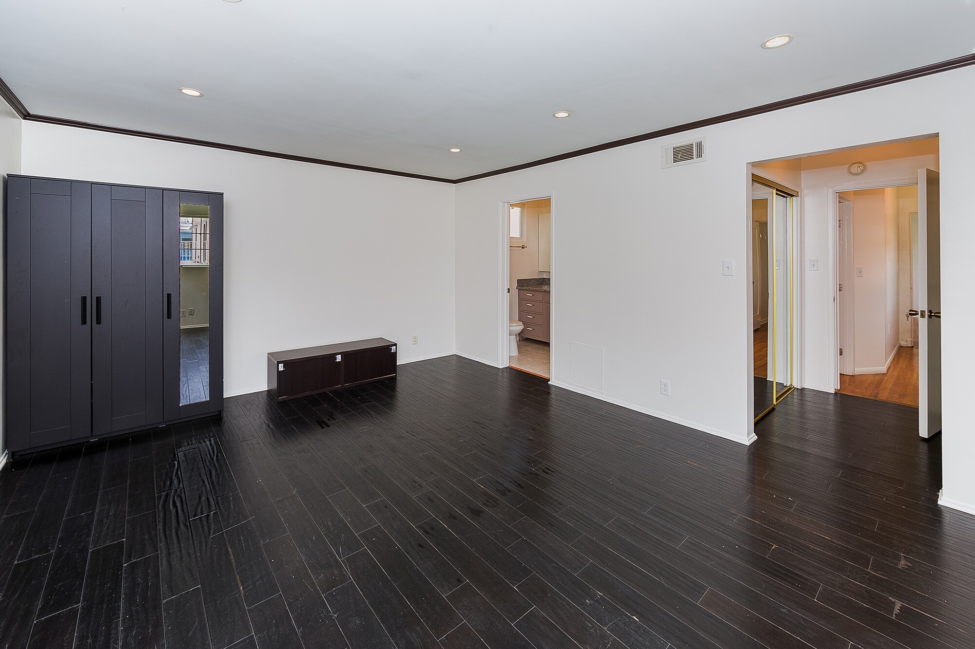 Building Photo - 1135 Crest S Dr