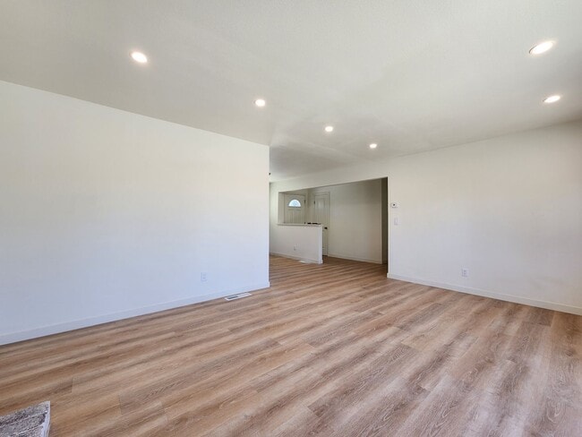 Building Photo - Rohnert Park Home with Large Fenced Yard