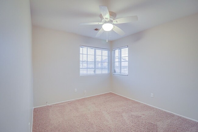 Building Photo - Home in NW Bakersfield!