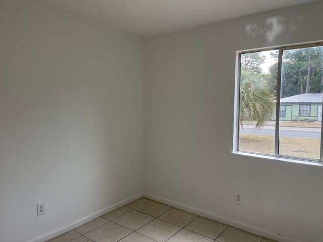 Building Photo - 266 White Oak Dr