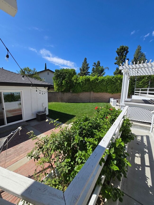 Building Photo - Spacious Northridge Family home near the N...