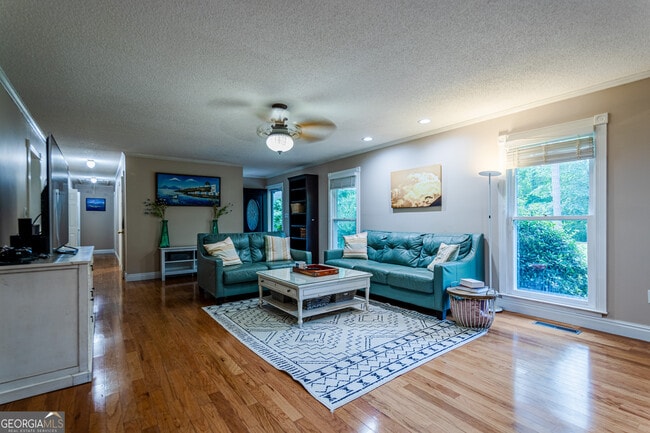 Building Photo - 15 Falcon Dr