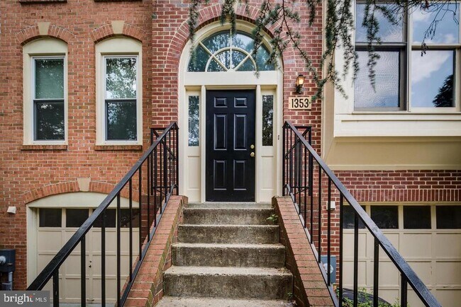 Building Photo - 1353 Templeton Pl