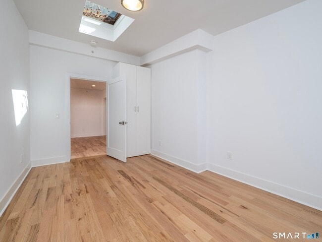 Building Photo - 523 Danbury Rd