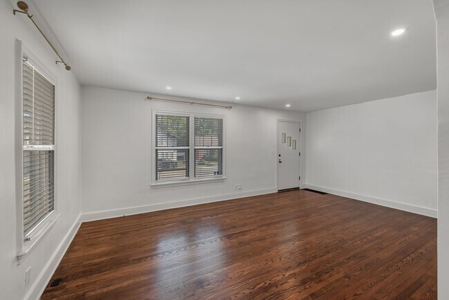 Building Photo - 1002 Broadmoor Dr
