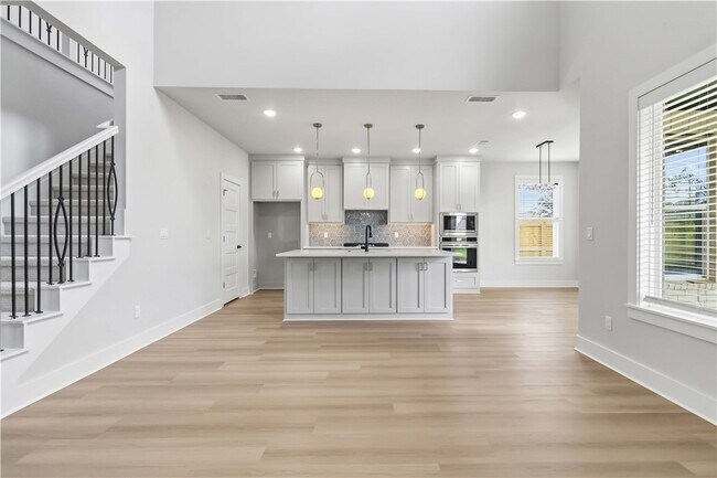 Building Photo - 900 Moksha St