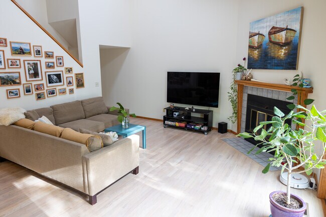 Building Photo - 3625 Roundtree Ct