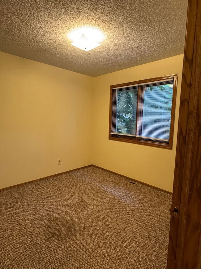 Building Photo - Peace, quiet, and a quick walk to campus