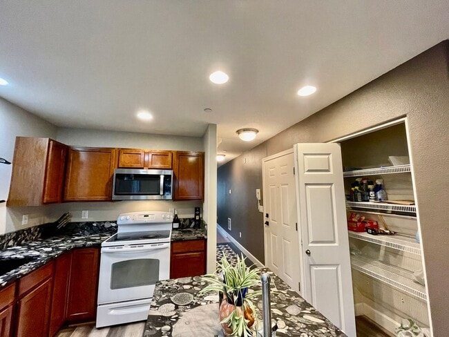 Building Photo - Incredible SE Hazelwood 2 Bedroom + 1 Bathroom Condo w/ included Garage and Washer & Dryer!!