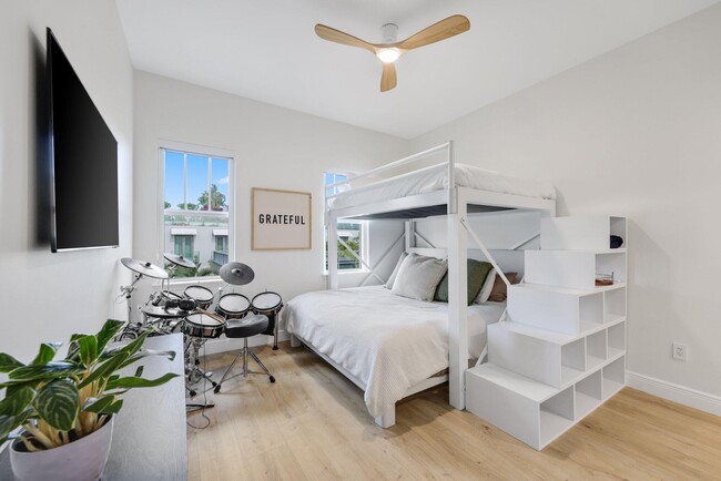 Building Photo - 200 NE 2nd Ave