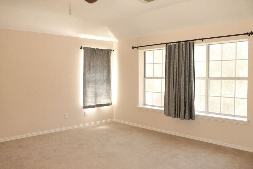 Building Photo - 2719 Hidden Lake Dr