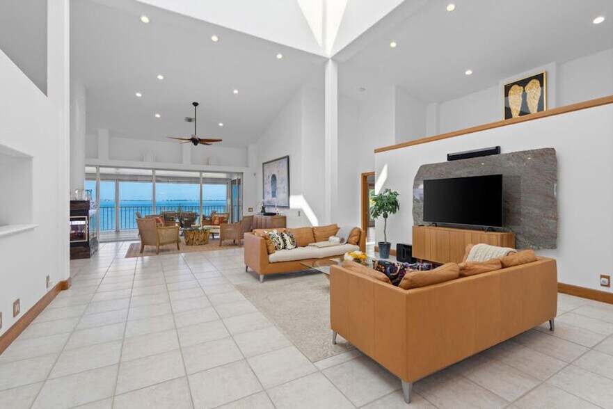 Building Photo - 3208 Bay Dr
