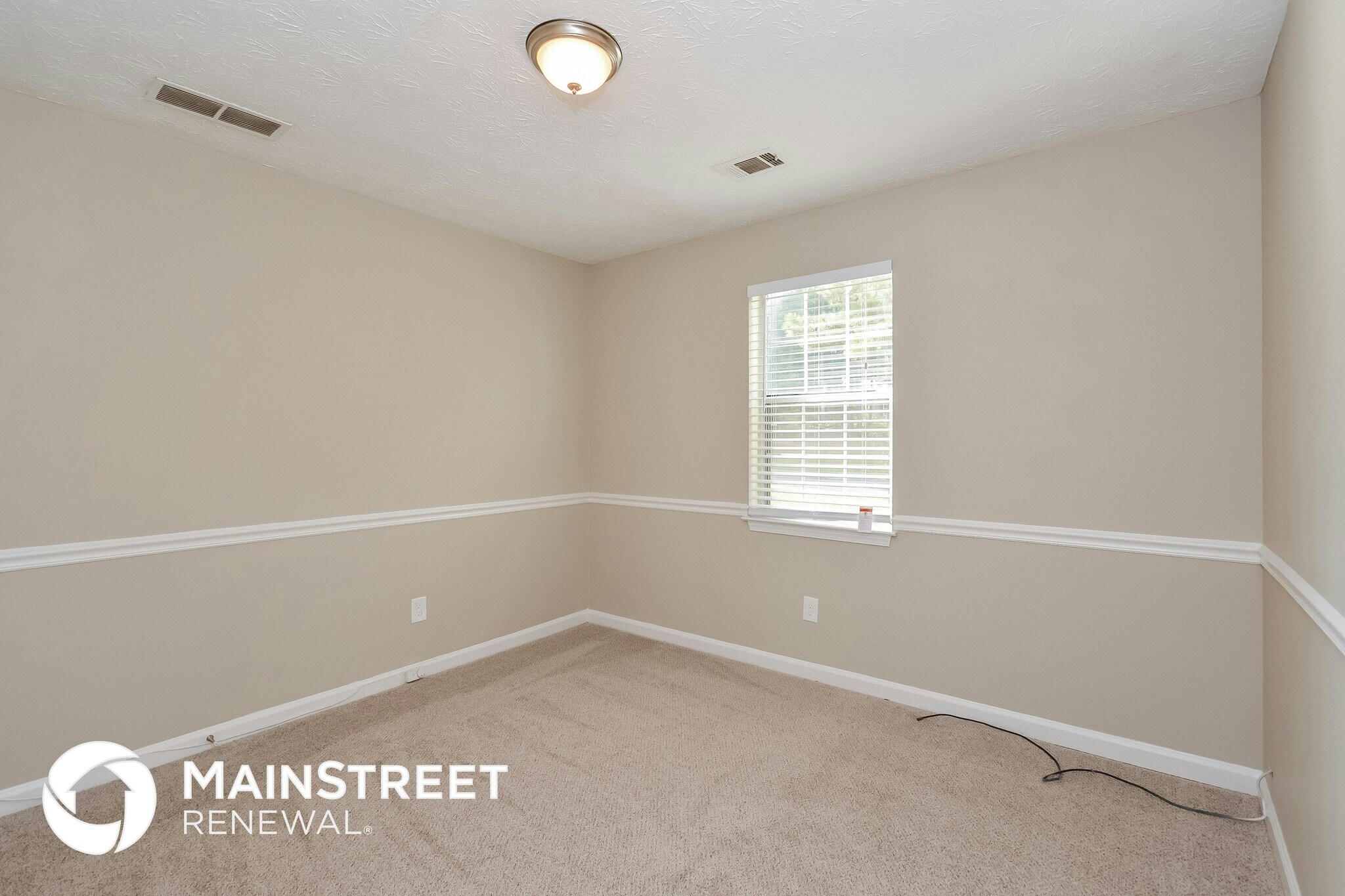 Building Photo - 330 E Country Woods Dr