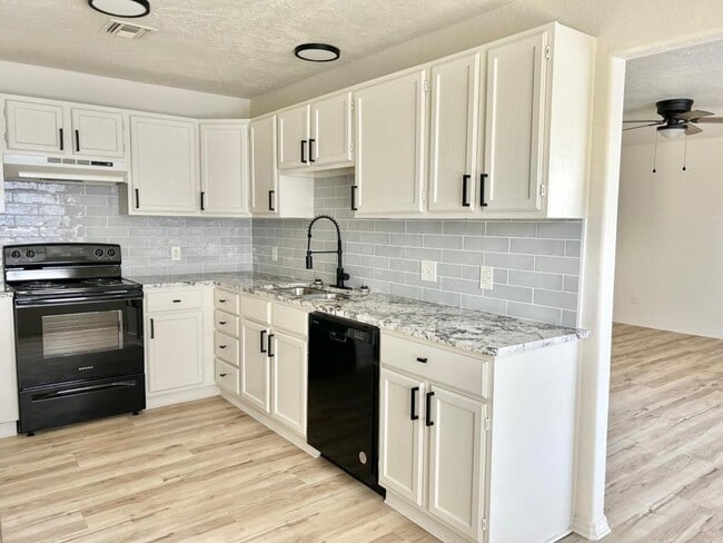 Building Photo - 1214 NW Columbia Ave