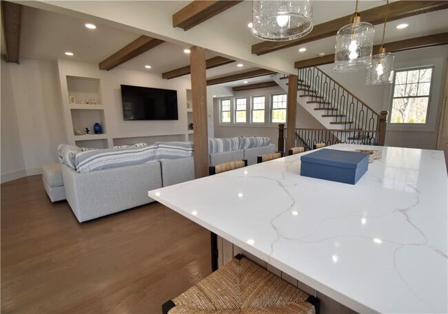 Building Photo - 5 Phil's Path