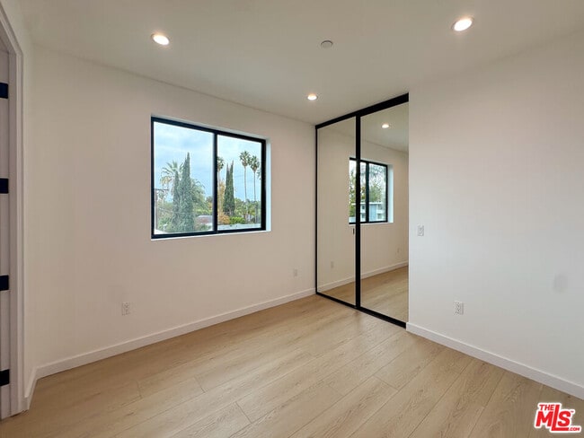 Building Photo - 13843 Burbank Blvd