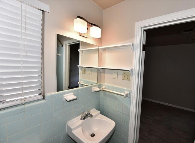 Building Photo - 7605 Carriage Dr