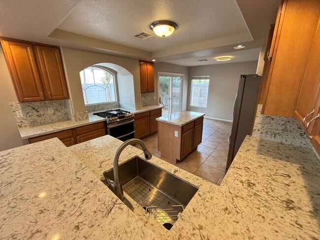 Building Photo - Beautiful two-story home with 4 BED / 2.5 BATH w Loft located in Henderson Nevada!