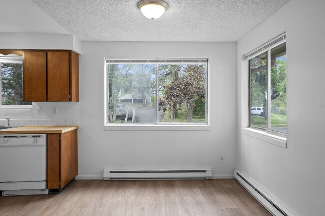 Building Photo - Updated Turnkey 2 Bed 1-bathroom spacious ...