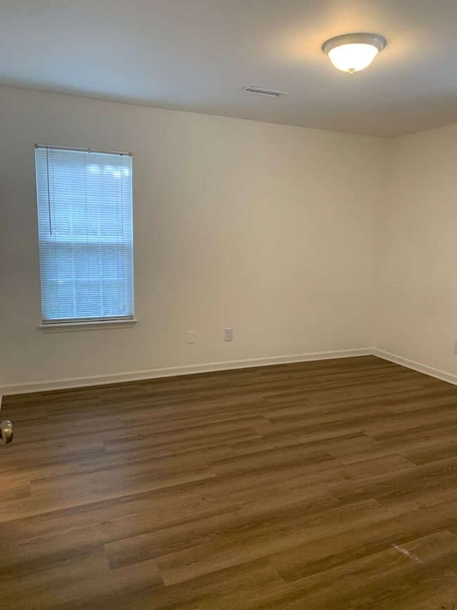 Building Photo - 3 Bedroom, 2 Bath House Available Now on Hillsdale Drive