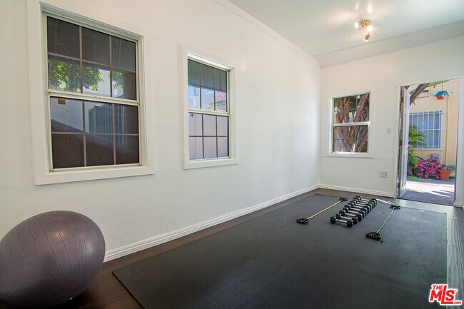 Building Photo - 244 S Mansfield Ave