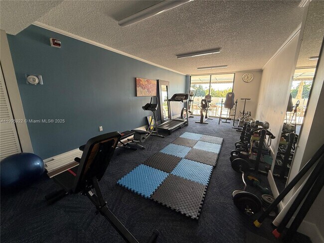 Building Photo - 2500 NE 135th St