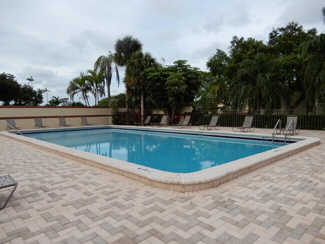 Building Photo - 6585 Somerset Dr