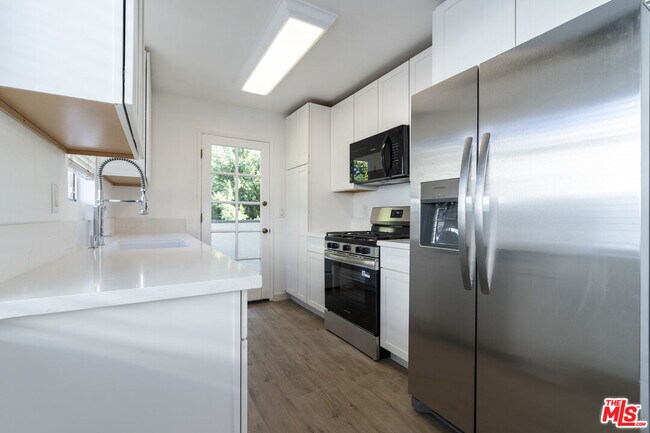 Building Photo - 13046 Moorpark St