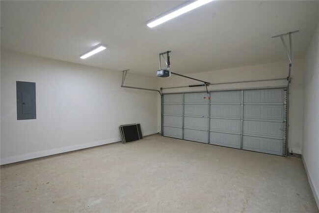 Building Photo - 648 Parkline Dr