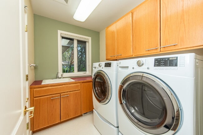 Building Photo - Beautiful Custom Home Overlooking Sequim Bay