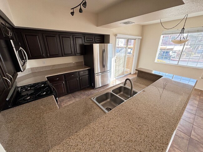 Building Photo - Charming 2Bed/Bath Condo located in a beautiful gated community in the Southwest.