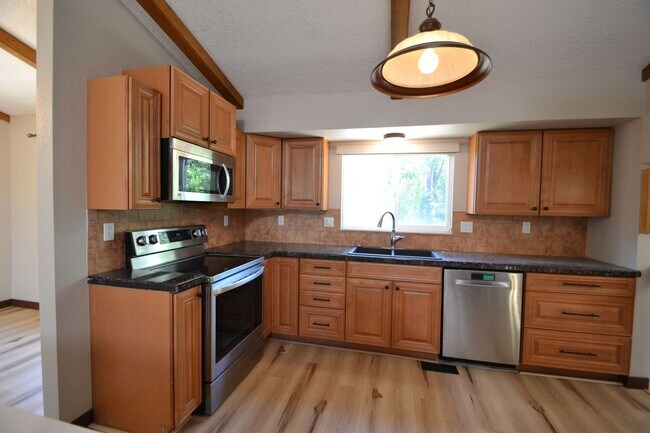 Building Photo - Westside 4 Bedroom with AC!