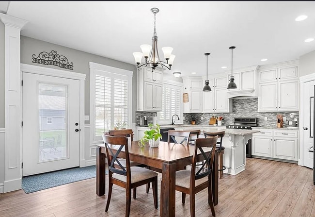 Building Photo - Beautiful Custom Home