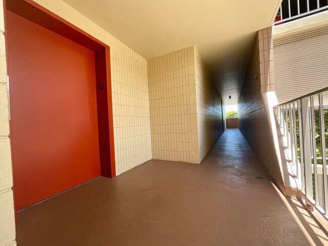 Building Photo - Convenient 2/2/1 with Lanai