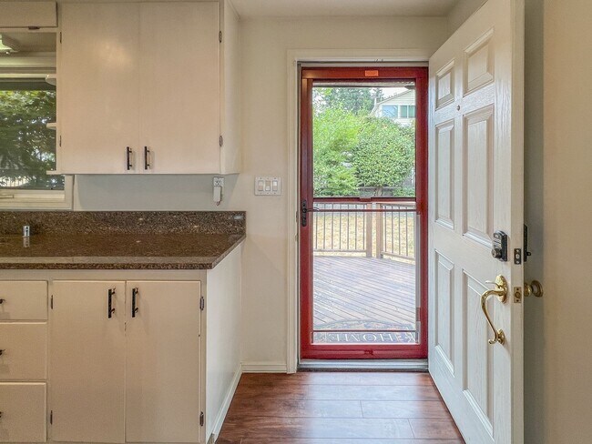 Building Photo - 2bd/1ba Seattle House