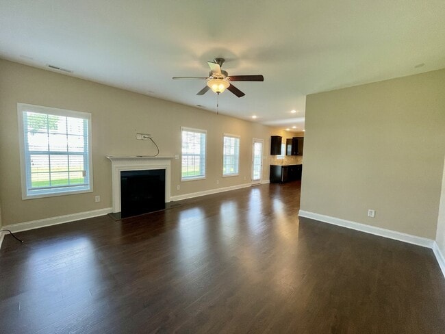 Building Photo - 4 Bed, 2 And A Half Bath Nest In Bedford